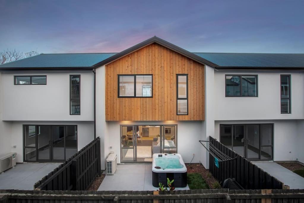 Stylish Townhouse With Hot Tub Apartamento Christchurch Exterior foto
