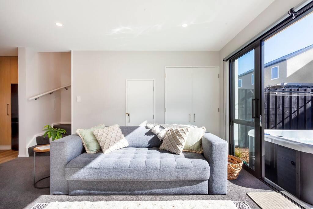 Stylish Townhouse With Hot Tub Apartamento Christchurch Exterior foto