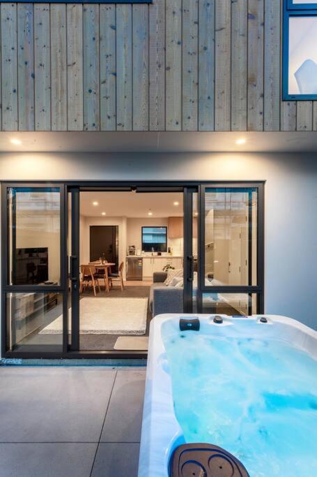 Stylish Townhouse With Hot Tub Apartamento Christchurch Exterior foto