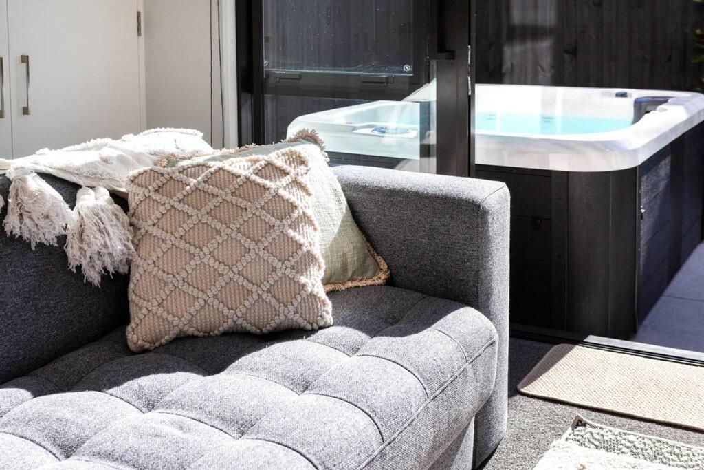 Stylish Townhouse With Hot Tub Apartamento Christchurch Exterior foto