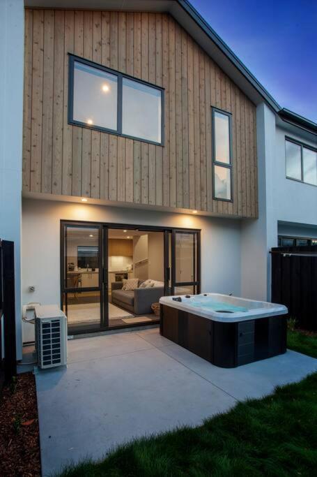 Stylish Townhouse With Hot Tub Apartamento Christchurch Exterior foto