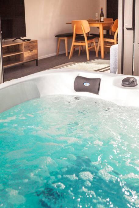 Stylish Townhouse With Hot Tub Apartamento Christchurch Exterior foto