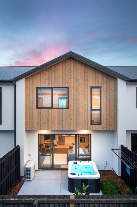 Stylish Townhouse With Hot Tub Apartamento Christchurch Exterior foto