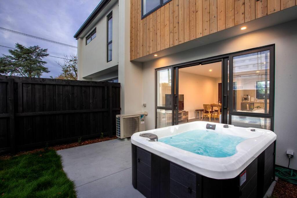 Stylish Townhouse With Hot Tub Apartamento Christchurch Exterior foto