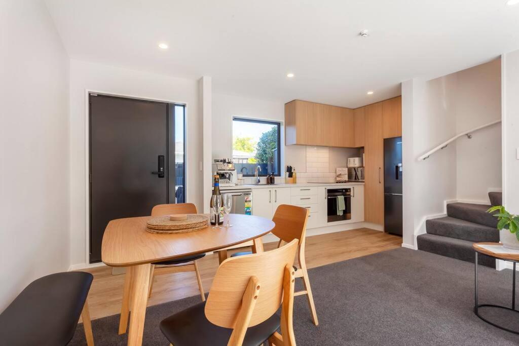 Stylish Townhouse With Hot Tub Apartamento Christchurch Exterior foto